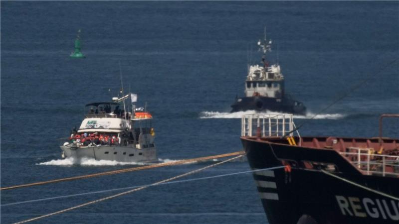 Bilder des Tages Vor Gaza: Israel eskortiert und stoppt Boote der Global Sumud Flotilla.