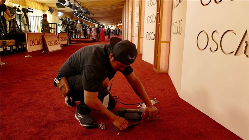 Vor Hollywoods großer Nacht werden noch schnell letzte Handgriffe vorgenommen.