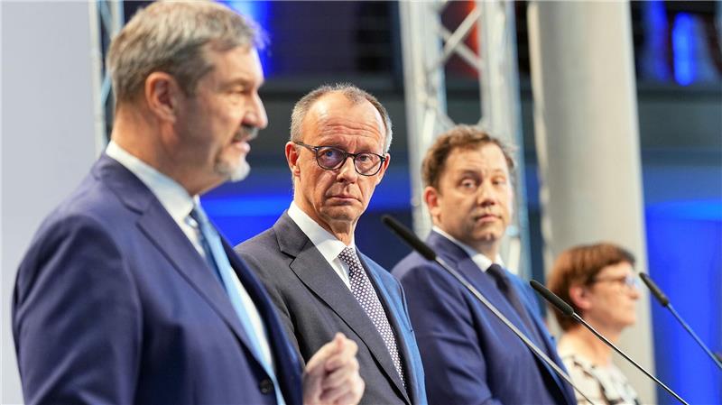 Beschleunigte Einbürgerung für gut Integrierte wird beendet Vor Hunderten von Journalisten und Journalistinnen stellen die vier Parteivorsitzenden die Grundzüge des zwischen ihnen vereinbarten Koalitionsvertrags vor.