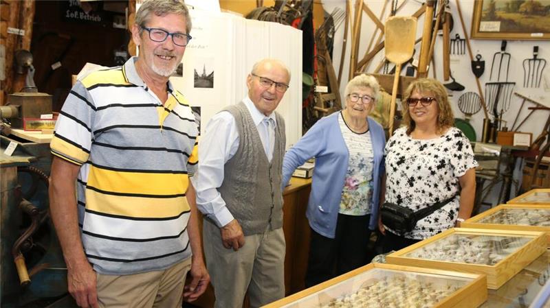 Vor Jahren schenkte der ehemalige Vienenburger Michael Singer (li.) seine Schmetterlingssammlung dem Othfresener Ortsheimatpfleger Werner Wenke (2.v.li.) Am Sonntag können die 2000 Falter in einer Sonderausstellung bewundert werden.
