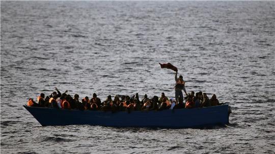 Vor Lampedusa ist ein Boot mit MIgranten gesunken - ein Kind wird vermisst. (Archivbild)