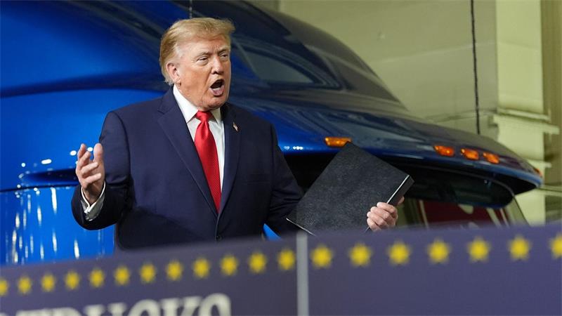 Vor Mitarbeitern eines Lastwagen-Herstellers preist Trump die eigene Arbeit, sagt aber auch, dass man sie vielleicht nicht gut verkaufe. 