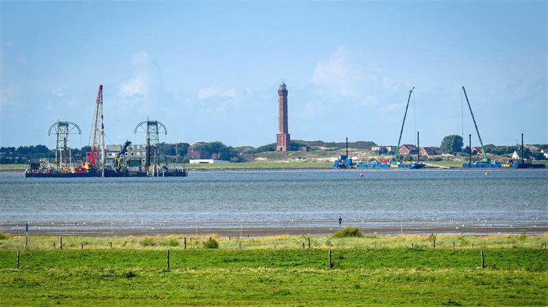 Planungen für erste Nordsee-Wasserstoffpipeline kommen voran Vor Norderney und an der Küste wird nun der Untergrund für die Pipeline untersucht - dort wurden zuletzt auch schon wie auf dem Bild zu sehen Stromkabel für Offshore-Windparks verlegt. (Archivbild)