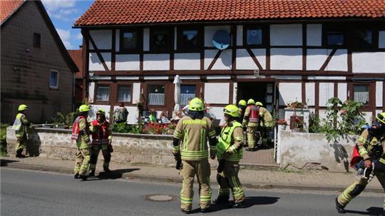 Vor Ort mussten die Einsatzkräfte erst eine verschlossene Wohnungstür öffnen, bevor sie an den angegebenen Einsatzort gelangen konnten.