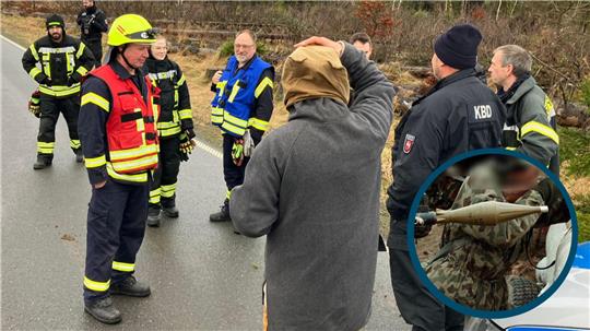 Einsatzkräfte der Freiwilligen Feuerwehr und vom Kampfmittelräumdienst stehen auf der abgesperrten Bundesstraße 4. Im kleinen Bild befindet sich ein Foto einer Bazooka aus dem 20. Jahrhundert.