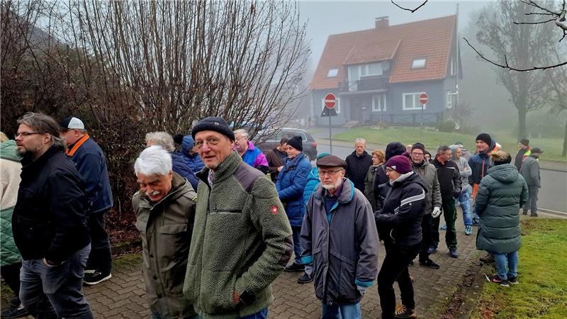 Forstamt gibt Tipps: So findet jeder den passenden Weihnachtsbaum Vor Verkaufsstart bildet sich eine lange Schlange.