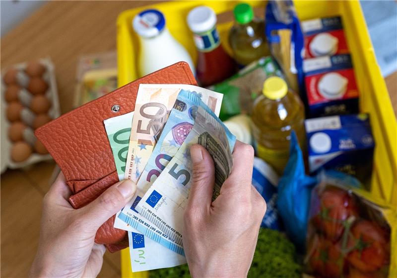 Vor allem Energie und Lebensmittel sind in den vergangenen Monaten deutlich teurer geworden. Viele Menschen geben daher nur noch für Essenzielles Geld aus.