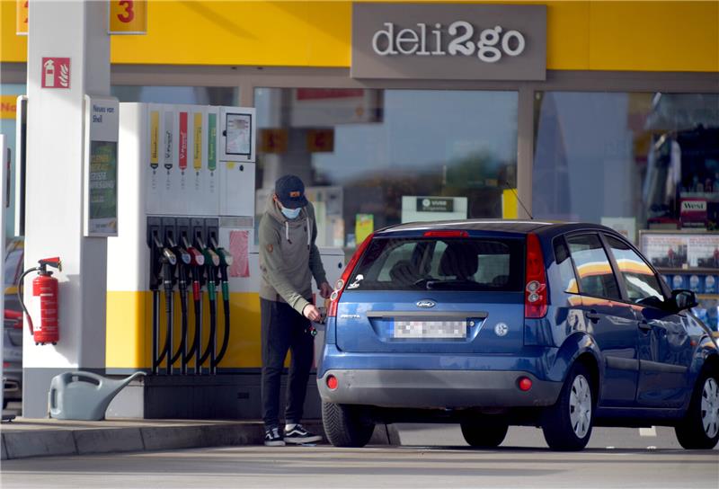 Entlastungspaket beschlossen – Rentner ohne Energiebonus Vor allem Tanken ist teuer geworden. Foto: Lindekamp/Funke FS