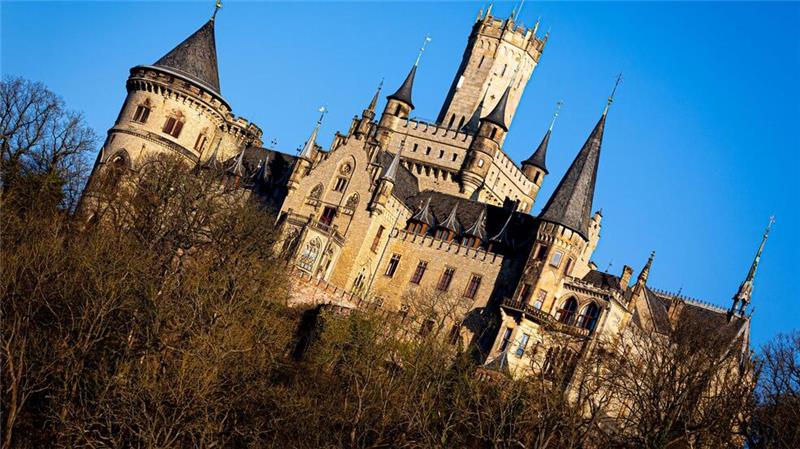 Vor allem Teenagern ist das Schloss Marienburg bei Hannover aus der Streaming-Serie „Maxton Hall“ bekannt - für Besucher ist es aber derzeit gesperrt. (Archivbild)