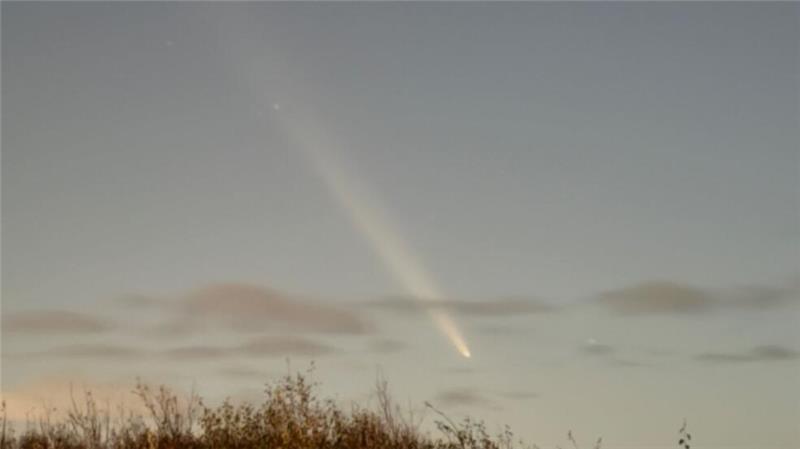 Komet mit Schweif am Abendhimmel - nur wenig Wolken erwartet Vor allem abends dürfte der Komet Tsuchinshan-Atlas in Niedersachsen und Bremen zu sehen sein - dann erwartet der Deutsche Wetterdienst nur wenige Wolken. Nachts soll die Bewölkung zunehmen.