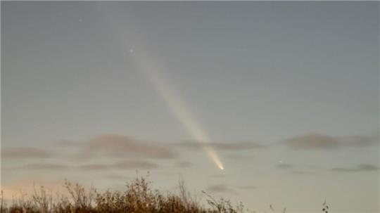 Vor allem abends dürfte der Komet Tsuchinshan-Atlas in Niedersachsen und Bremen zu sehen sein - dann erwartet der Deutsche Wetterdienst nur wenige Wolken. Nachts soll die Bewölkung zunehmen.