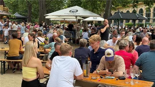 Vor allem abends ist der Badepark zum Weinfest gut besucht.