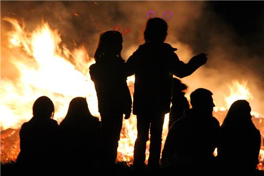 Vor allem auch die Langelsheimer Kids werden sich auf das lodernde Feuer am Ostersonntag freuen.  Foto: GZ-Archiv