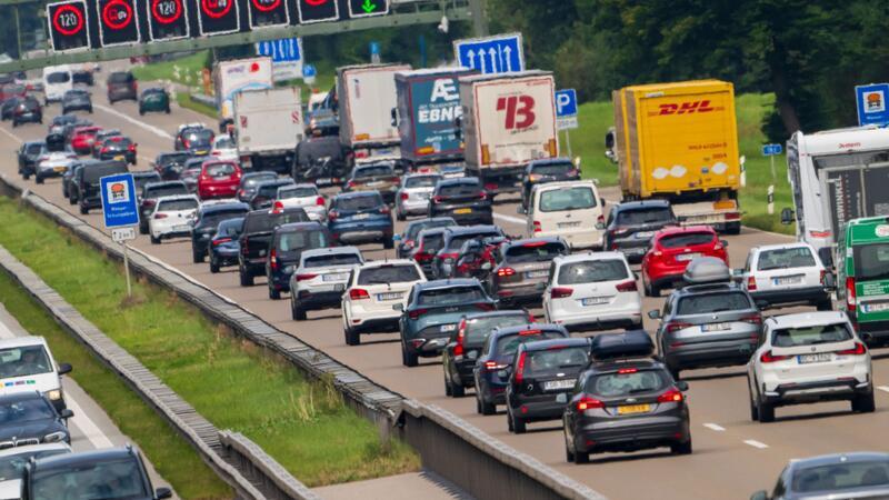 ADAC rechnet zum Ferienende in vier Ländern mit vielen Staus Vor allem auf den Autobahnen in Süddeutschland dürfte am Wochenende wieder viel Verkehr herrschen. (Symbolbild)