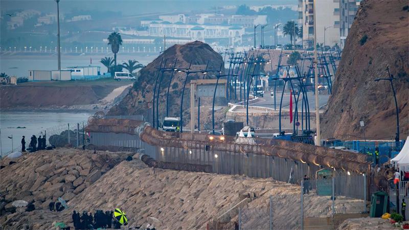 Trotz Online-Aufrufen: Zunächst kein neuer Ansturm auf Ceuta Vor allem auf der marokkanischen Seite der Grenze wurden die Sicherheitsmaßnahmen deutlich verschärft.