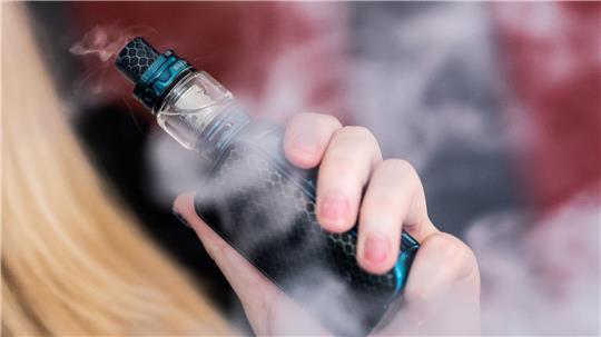 Vor allem bei jungen Menschen sind Vapes beliebt. (Symbolbild)