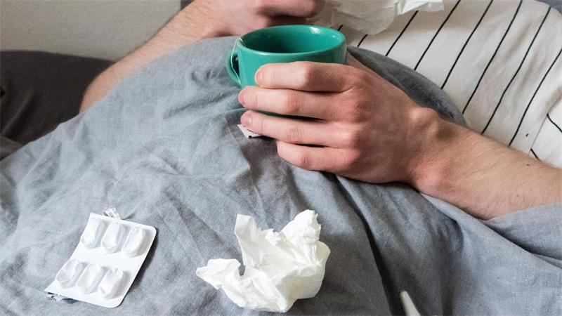 Die Grippe ist wieder da - Krankenkasse mahnt zur Impfung Vor allem berufstätige Menschen haben viele Kontakte - ihr Risiko einer Infektion steigt. (Symbolbild)