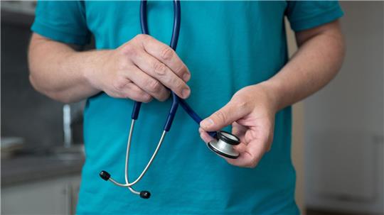 Vor allem bestimmte Routineaufgaben könnten Ärzte an Medizinische Fachangestellten abgeben, so der Vorschlag.