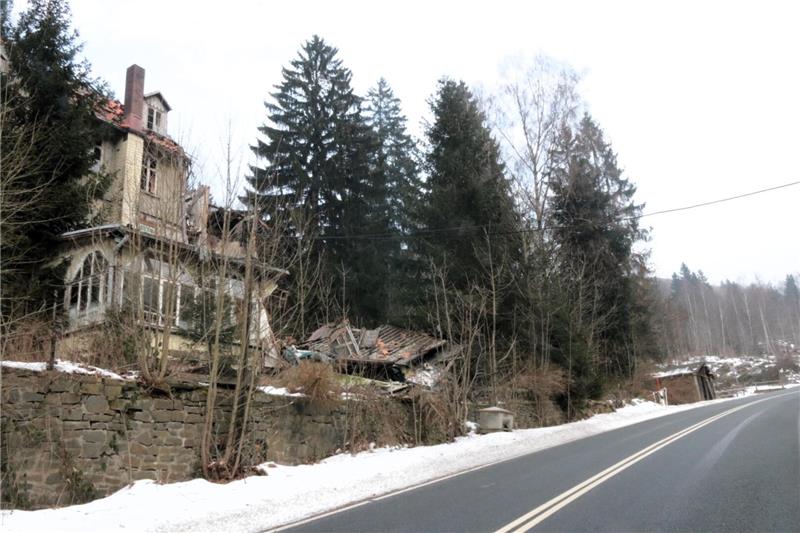 Einsturzgefärdetes Haus an eine Straße