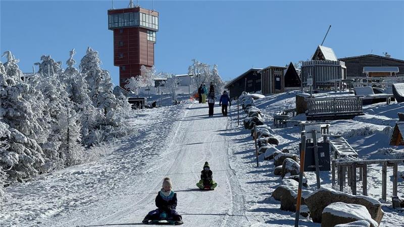 Vor allem die Kinder nutzen den Fahrweg als Rodelbahn, weil er nicht so steil wie der eigentlich dafür vorgesehene Nordhang ist.