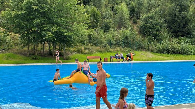 Stadt eröffnet das Waldschwimmbad Hohegeiß feierlich Vor allem die Kinder springen und toben zur Eröffnung des Waldschwimmbads im 22 Grad frischem Wasser.