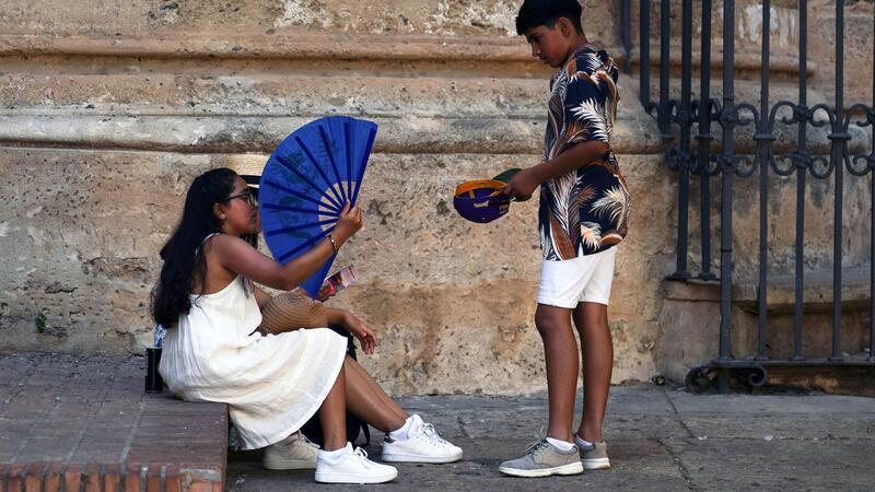 Vor allem in Andalusien im Süden Spaniens steigen die Temperaturen oft auf mehr als 40 Grad. Und auch die Nächte sind mit mehr als 20 Grad tropisch heiß.