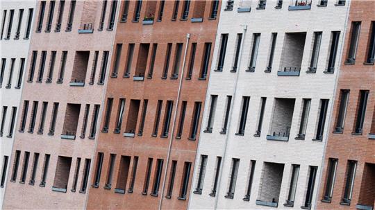 Vor allem in Ballungsräumen ist bezahlbarer Wohnraum knapp. (Archivbild)