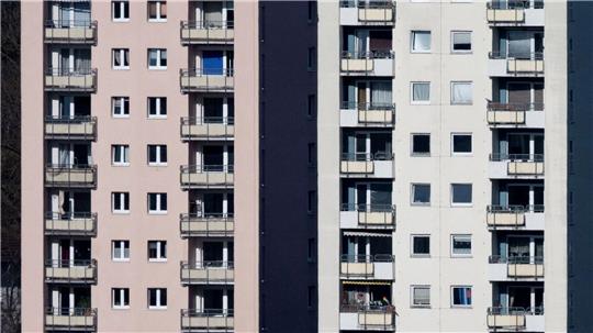 Vor allem in Großstädten ist es schwierig, bezahlbare Wohnungen zu finden. (Archivbild)
