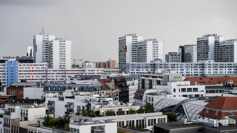 Vor allem in Großstädten wie hier in Berlin rutscht man leicht über die im Bürgergeld gestattete Miethöhe. (Archivbild)