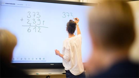 Vor allem in Mathe und Naturwissenschaften fehlen Lehrerinnen und Lehrer. (Symbolbild)