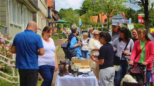 Vor allem in der Schützenstraße ist bei der Trödeljagd des Bergstadtvereins jede Menge los.