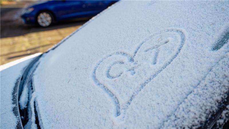 Vor allem in der Westhälfte Deutschlands kommt am Sonntag Schnee zu.
