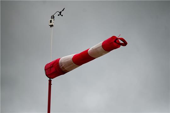 Vor allem in der Westhälfte Deutschlands sind laut Deutschem Wetterdienst Böen zwischen 70 und 80 Kilometer pro Stunde möglich. Noch kräftiger werden soll der Wind auf den Gipfeln der Mittelgebirge und an der Nordsee.