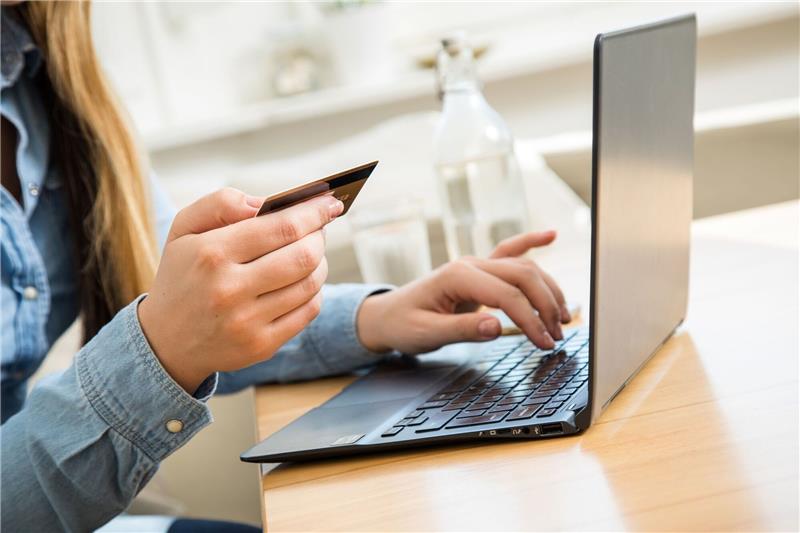 Vor allem jüngere Menschen nutzen nach Erkenntnissen der Schufa häufig die Möglichkeit, Einkäufe zum Beispiel im Online-Handel in Raten abzuzahlen.