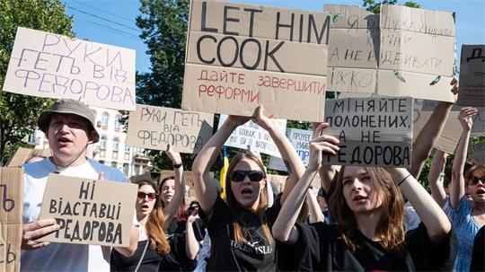 Vor allem junge Leute protestierten in Kiew und anderen Städten gegen die Entlassung des als Reformers geltenden Verteidigungsministers Mychajlo Fedorow. 