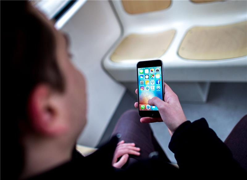 Menschen in Deutschland häufiger mit dem Smartphone online Vor allem junge Menschen in Deutschland nutzen das Smartphone, um online zu sein. Symbolfoto: picture alliance/dpa