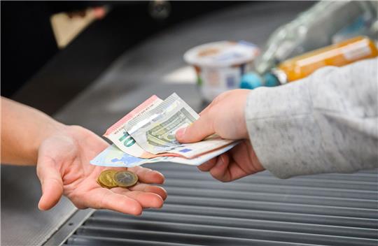 Vor allem um 3,2 Prozent gesunkene Energiepreise, die im vergangenen Jahr nach Beginn des russischen Angriffskrieges stark gestiegen waren, dämpften nun die Inflation im Oktober.