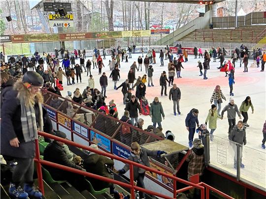Vor allem zwischen den Jahren feiert das Eisstadion in dieser Saison Besucherrekorde an Eisläufern, nach dem 11. April aber ist erst einmal Pause.  Archivfoto: Eggers.