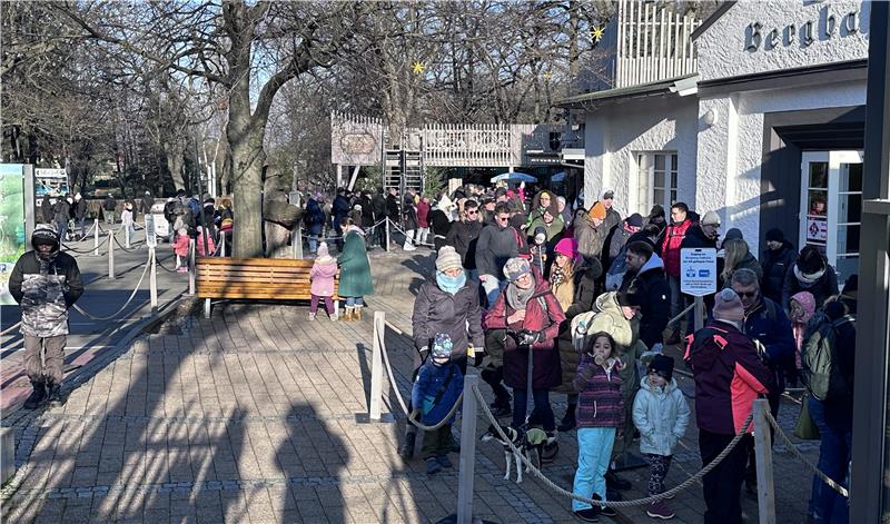Wie beliebt ist Bad Harzburg während der Feiertage bei Touristen? Vor allen Dingen rund um die Burgberg-Attraktionen, wie hier am Eingang der Bergbahn, ist der Andrang dieser Tage enorm.