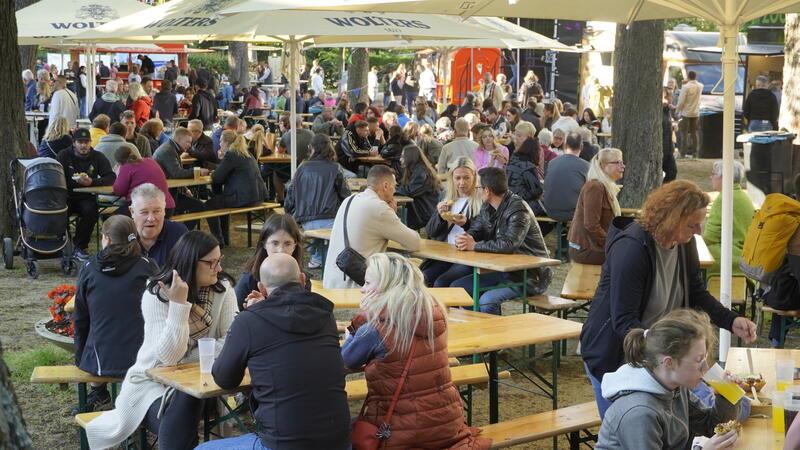 Harzburger Street-Food-Festival: Was war gut, was war schlecht? Vor allen mittags und in den frühen Abendstunden (hier ein Bild vom Freitag) ist der Badepark gut gefüllt.