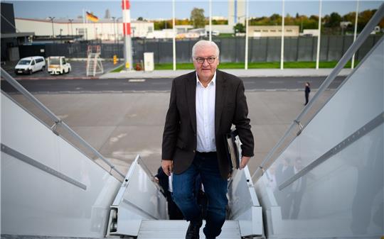 Vor dem Abflug von Deutschland nach Tansania: Bundespräsident Frank-Walter Steinmeier reist nach Afrika.