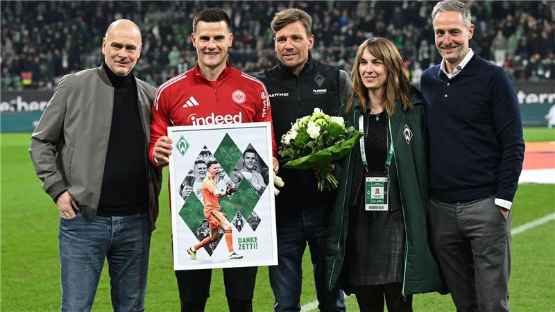 Vor dem Abpfiff wurde Werders-Ex-Torwart Michael Zetterer (2.v.l) verabschiedet.