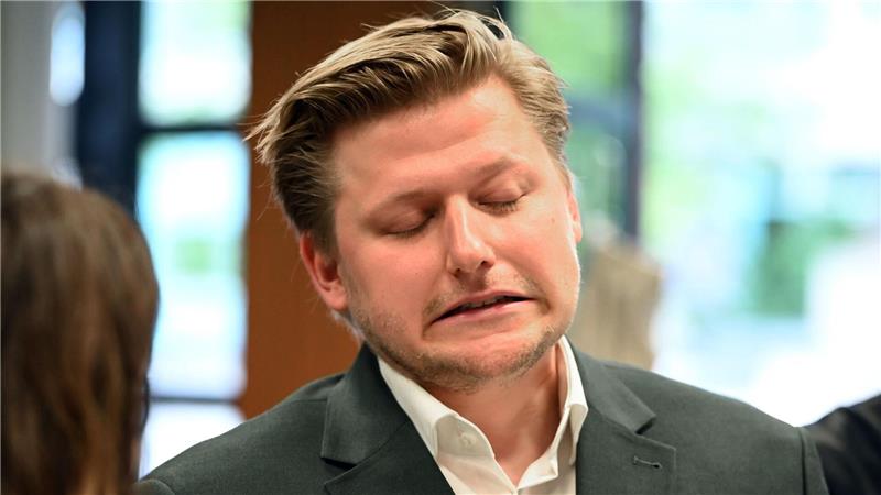 Vor dem Amtsgericht: El Hotzo.