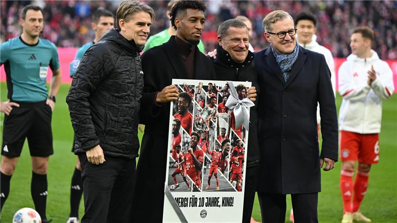 Vor dem Anpfiff verabschiedeten die Bayern-Bosse den langjährigen Bayern-Profi Kingsley Coman (2.vl).