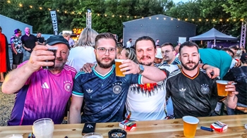 Vor dem Anstoß wird in Bad Harzburg noch das schöne Sommerwetter bei einem Bier genossen.
