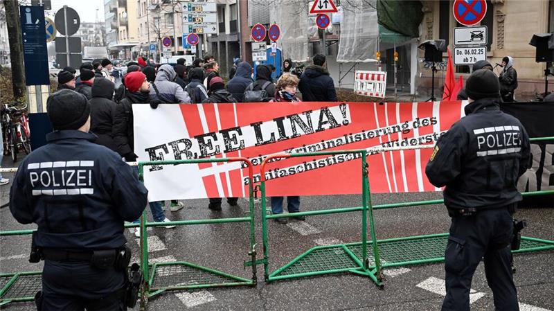 Vor dem BGH haben sich Sympathisanten zu einer Solidaritätskundgebung versammelt. 