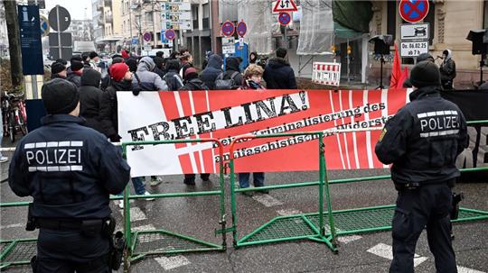 Vor dem BGH haben sich Sympathisanten zu einer Solidaritätskundgebung versammelt. 