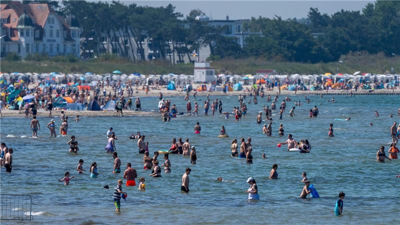 DLRG warnt vor unbedachtem Sprung ins kühle Wasser Vor dem Baden im kühlen Meer sollte man den aufgeheizten Körper langsam runterkühlen, sonst kann es lebensgefährlich werden. (Archivbild)