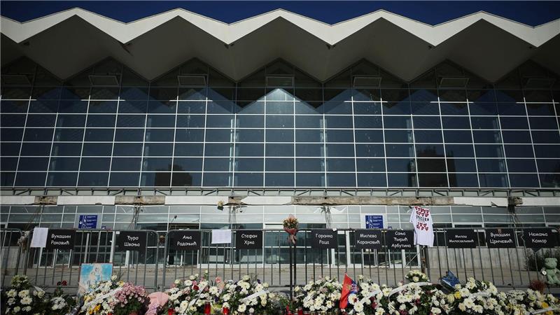 Vor dem Bahnhof, wo sich die Tragödie ereignete, legten Bürger und Studierende Kränze und Blumen für die 16 Opfer nieder. 