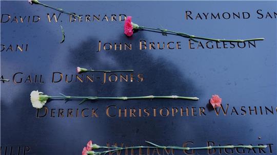 Vor dem Beginn einer Zeremonie zum Gedenken an den 24. Jahrestag der Anschläge vom 11. September 2001 liegen Blumen auf den Namen am 9-11-Denkmal gelegt.